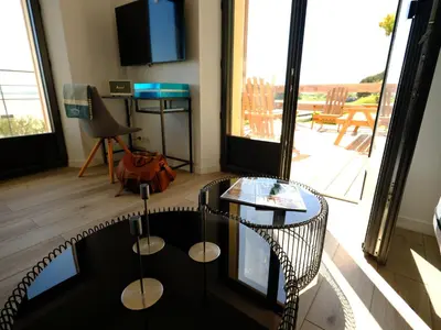 Télévision ou salle de divertissement dans l'établissement Le pavillon d'Eole-loft vue mer exceptionnelle