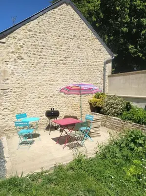 Jardin de l'établissement Jolie maison en pierres au calme dans un charmant village aux portes de Bayeux