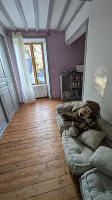 Coin salon dans l'établissement Jolie maison en pierres au calme dans un charmant village aux portes de Bayeux