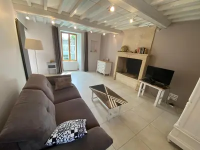 Télévision ou salle de divertissement dans l'établissement Jolie maison en pierres au calme dans un charmant village aux portes de Bayeux