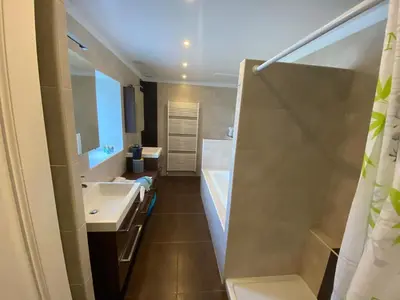 Salle de bains dans l'établissement Jolie maison en pierres au calme dans un charmant village aux portes de Bayeux