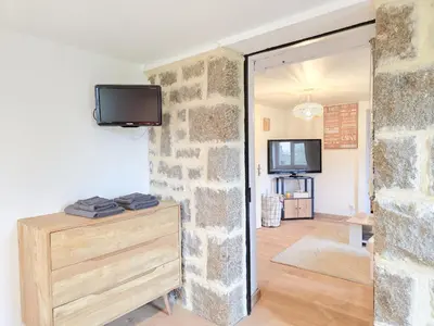 Télévision ou salle de divertissement dans l'établissement Aux Berges Du Mont - Parking, 10 min Mont-Saint-Michel & Jardin