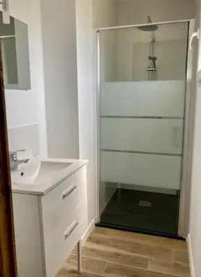 Salle de bains dans l'établissement Maison neuve à deux pas du Mont