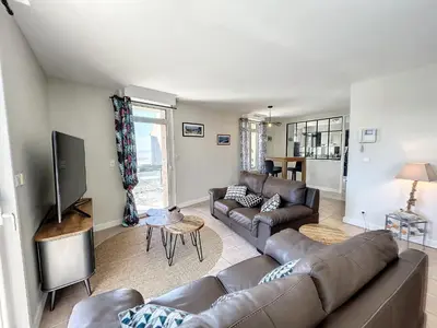 Télévision ou salle de divertissement dans l'établissement Appartement rénové avec ascenseur - Proche plage et centre-ville - FR-1-361-506
