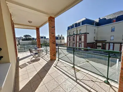 Balcon ou terrasse dans l'établissement Appartement rénové avec ascenseur - Proche plage et centre-ville - FR-1-361-506