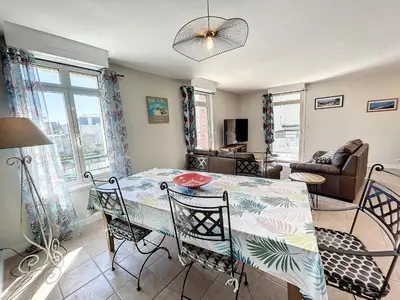 Coin salon dans l'établissement Appartement rénové avec ascenseur - Proche plage et centre-ville - FR-1-361-506