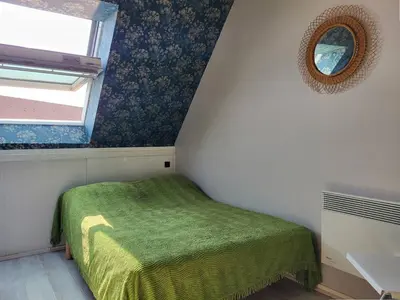 Un ou plusieurs lits dans un hébergement de l'établissement Duplex en front de mer avec balcon à Merville-Franceville-Plage - FR-1-465-99