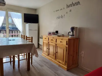Cuisine ou kitchenette dans l'établissement Duplex en front de mer avec balcon à Merville-Franceville-Plage - FR-1-465-99