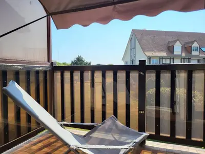 Balcon ou terrasse dans l'établissement Duplex en front de mer avec balcon à Merville-Franceville-Plage - FR-1-465-99