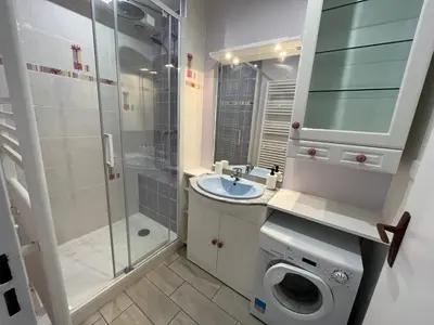 Salle de bains dans l'établissement L'Escale ensoleillée, 2 pièces sur le Port proche Juno Beach