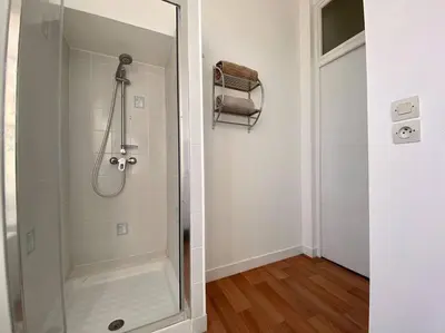 Salle de bains dans l'établissement Prieuré de la Chesnaie x Melrose