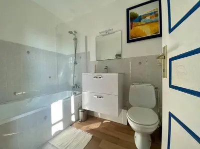 Salle de bains dans l'établissement Prieuré de la Chesnaie x Melrose