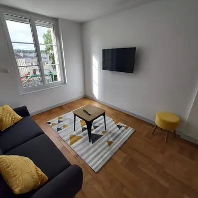 Télévision ou salle de divertissement dans l'établissement Superbe appartement F2 refait à neuf plein centre