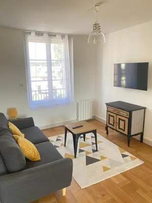 Coin salon dans l'établissement Superbe appartement F2 refait à neuf plein centre