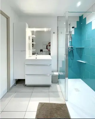 Salle de bains dans l'établissement Maison charmante à Saint-Laurent-sur-Mer avec terrasse