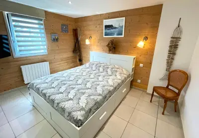Un ou plusieurs lits dans un hébergement de l'établissement Maison charmante à Saint-Laurent-sur-Mer avec terrasse