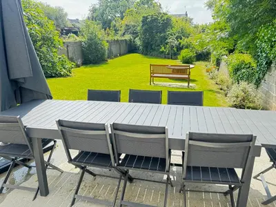 Jardin de l'établissement leBel endroit 145m2 , terrain et terrasse de 350m2 au coeur des commerces ,à proximité de la mer et tous services inclus