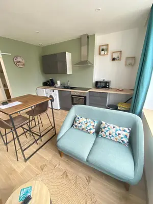 Cuisine ou kitchenette dans l'établissement Joli appartement F2 plein centre Coutances