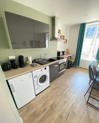 Cuisine ou kitchenette dans l'établissement Joli appartement F2 plein centre Coutances