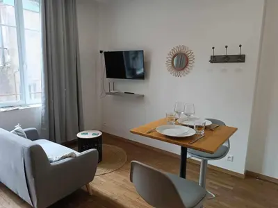 Télévision ou salle de divertissement dans l'établissement Joli appartement F2 hyper centre