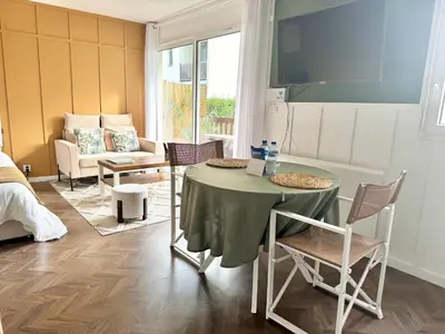 Coin salon dans l'établissement La Petite Oasis - pour 2pers - 2km du Centre Juno Beach et plage du Débarquement - 10min à pieds du centre ville & de la plage - balcon - exposition sud - stationnement & wifi gratuits