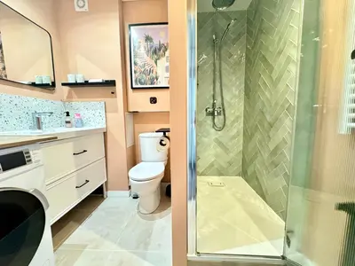 Salle de bains dans l'établissement La Petite Oasis - pour 2pers - 2km du Centre Juno Beach et plage du Débarquement - 10min à pieds du centre ville & de la plage - balcon - exposition sud - stationnement & wifi gratuits