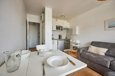 Cuisine ou kitchenette dans l'établissement Un Balcon sur la Mer - Appt à 30m de la plage