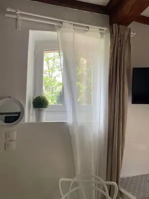 Télévision ou salle de divertissement dans l'établissement Halte entre Terre et Mer à Bayeux