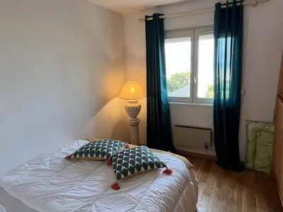 Un ou plusieurs lits dans un hébergement de l'établissement Appartement 2P, Rez-de-jardin, Accès Plage, Animaux OK, Parking, Internet Inclus - FR-1-487-355
