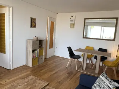 Coin salon dans l'établissement Appartement 2P, Rez-de-jardin, Accès Plage, Animaux OK, Parking, Internet Inclus - FR-1-487-355