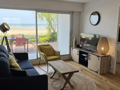 Télévision ou salle de divertissement dans l'établissement Appartement 2P, Rez-de-jardin, Accès Plage, Animaux OK, Parking, Internet Inclus - FR-1-487-355