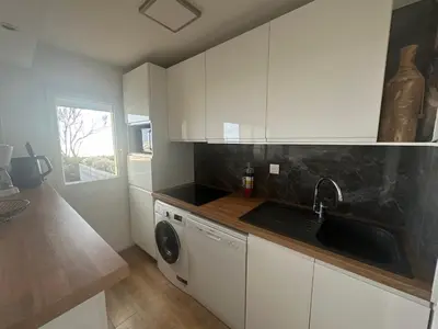 Cuisine ou kitchenette dans l'établissement Appartement 2P, Rez-de-jardin, Accès Plage, Animaux OK, Parking, Internet Inclus - FR-1-487-355