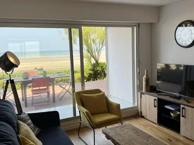 Télévision ou salle de divertissement dans l'établissement Appartement 2P, Rez-de-jardin, Accès Plage, Animaux OK, Parking, Internet Inclus - FR-1-487-355