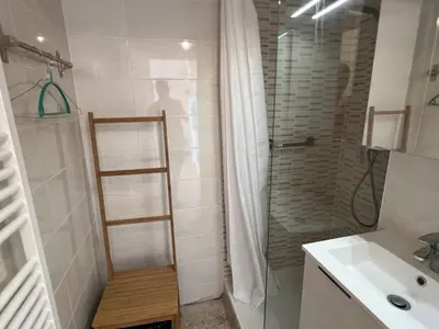 Salle de bains dans l'établissement Appartement T3 cosy, proche plage et thalasso, avec balcon et équipements modernes, WiFi inclus - FR-1-487-356