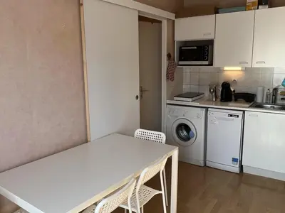 Cuisine ou kitchenette dans l'établissement Appartement T3 cosy, proche plage et thalasso, avec balcon et équipements modernes, WiFi inclus - FR-1-487-356