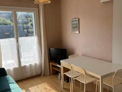 Télévision ou salle de divertissement dans l'établissement Appartement T3 cosy, proche plage et thalasso, avec balcon et équipements modernes, WiFi inclus - FR-1-487-356