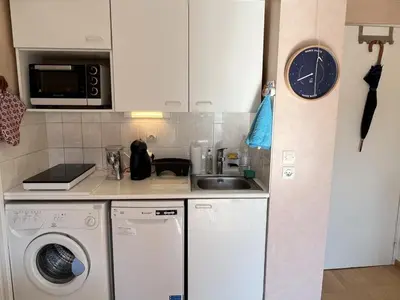 Cuisine ou kitchenette dans l'établissement Appartement T3 cosy, proche plage et thalasso, avec balcon et équipements modernes, WiFi inclus - FR-1-487-356