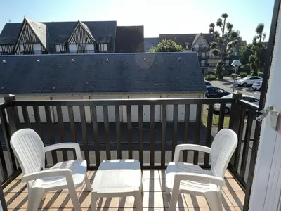 Balcon ou terrasse dans l'établissement Appartement T3 cosy, proche plage et thalasso, avec balcon et équipements modernes, WiFi inclus - FR-1-487-356