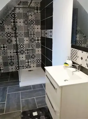 Salle de bains dans l'établissement Gîtes des marais du Lozon - Maison à la campagne