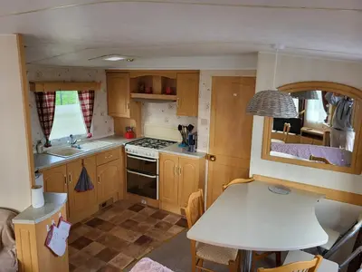 Cuisine ou kitchenette dans l'établissement Mobil Home à la ferme
