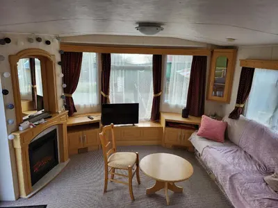 Télévision ou salle de divertissement dans l'établissement Mobil Home à la ferme