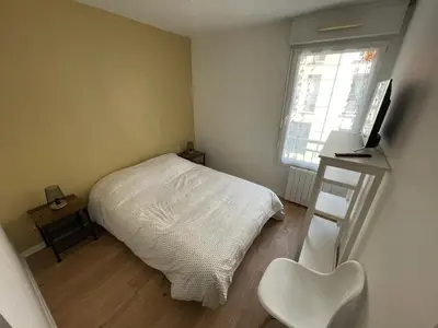 Télévision ou salle de divertissement dans l'établissement Appartement 2 chambres - 50m de la mer - parking