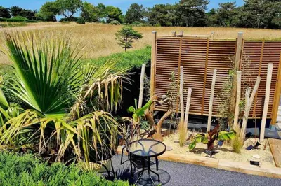 Jardin de l'établissement O bulles d'Agon Chalet Spa privé Plage