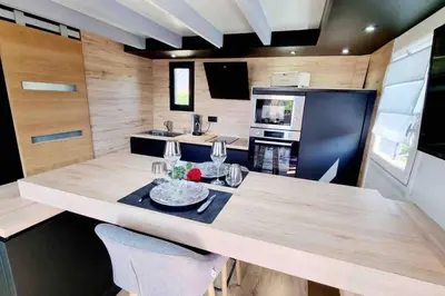 Cuisine ou kitchenette dans l'établissement O bulles d'Agon Chalet Spa privé Plage