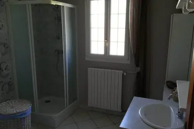 Salle de bains dans l'établissement La Vallée en Cotentin