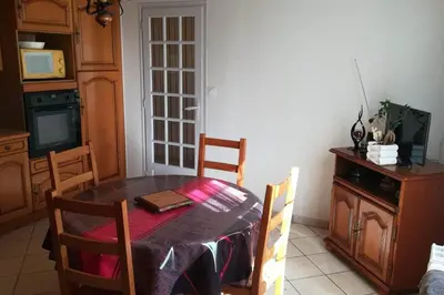 Télévision ou salle de divertissement dans l'établissement La Vallée en Cotentin