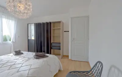 Un ou plusieurs lits dans un hébergement de l'établissement 2 Bedroom Stunning Home In Créances