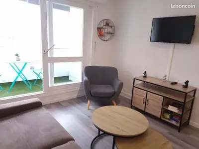 Télévision ou salle de divertissement dans l'établissement Escapade en bord de mer : studio à la plage !