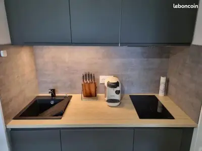 Cuisine ou kitchenette dans l'établissement Escapade en bord de mer : studio à la plage !