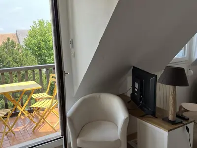 Télévision ou salle de divertissement dans l'établissement Accès direct plage, T3 mezzanine, 4 pers, balcon, parking, proche thalasso à Cabourg - FR-1-487-357